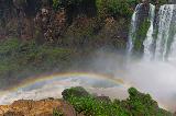 Immagine doppio Doppio arcobaleno sotto la cascata