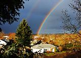 Immagine doppio Doppio arcobaleno su bel paesino pittoresco