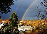 Immagine bel Doppio arcobaleno su bel paesino pittoresco