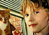 Immagine biondo Giovane ragazzo biondo con gatto accanto