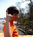 Immagine dito Giovane ragazzo con maglietta arancione e dito indice alzato