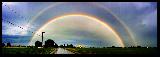 Immagine grande arcobaleno Grande arcobaleno con luce intensa sottostante