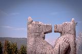 Immagine teneramente Grandi orsi di legno che si guardano teneramente negli occhi