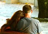 Immagine innamorati Innamorati seduti su una panchina stretti