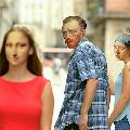 Immagine turbante La Gioconda che passeggia per strada notata da Van Gogh con la ragazza col turbante