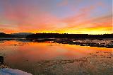 Lago dalle tinte arancioni al tramonto