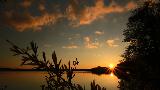 Lago romantico al tramonto