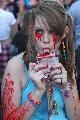 Immagine sangue Magnifica ragazza zombi con treccine ricoperta di sangue finto