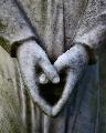 Mani basse di statua unite a formare un cuore