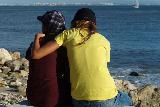 Immagine spalla Mano sulla spalla in segno di affetto per un tenero incontro al mare