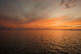 Immagine bellissimo Mare sconfinato al tramonto sotto un cielo bellissimo