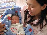Immagine neonato Maternità con un tenero neonato che dorme