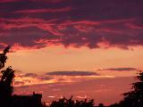 Immagine colore Meraviglioso cielo con nubi di colore rossastro