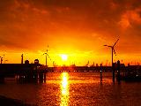 Immagine porto Meraviglioso tramonto al porto con eliche