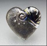 Originale cuore metallico costituito da parti diverse