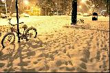 Immagine marciapiede Paesaggio invernale con troppa neve sul marciapiede per potere camminare