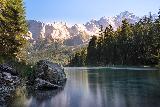 Paesaggio mozzafiato con lago, alberi e montagne