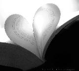 Immagine cuore Pagine di libro piegate a formare un cuore luminoso