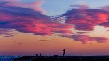 Immagine immenso Persone in lontananza con cielo immenso al tramonto