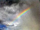 Immagine fende Piccola porzione di arcobaleno come pugnale che fende nuvole