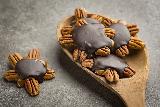 Piccole tartarughe di noci e cioccolato in cucchiaio di legno