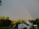 Immagine arcobaleno Piccolo arcobaleno in un cielo piatto