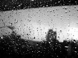 Pioggia sul finestrino ingrediente di una giornata triste