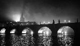Immagine notte Ponte della romantica Praga di notte in bianco e nero