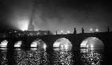 Immagine bianco Ponte della romantica Praga di notte in bianco e nero