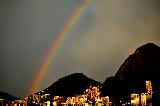 Immagine segue Porzione di arcobaleno che segue le alture delle colline