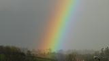 Porzione spessa di arcobaleno con colori sfumati nel cielo