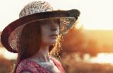 Immagine viso Primo piano a viso di bella ragazza con grande cappello in estate