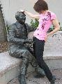 Immagine statua Ragazza che flirta con statua di uomo con atteggiamento scaltro