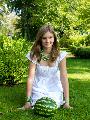 Immagine bel Ragazza con bel vestito bianco su erba con anguria