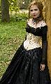 Immagine medievale Ragazza con bellissimo vestito fantasy medievale dark per cosplay
