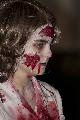 Immagine trucco Ragazza con trucco spaventoso simile a sangue per sembrare zombi