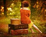 Immagine stupenda Ragazza di spalle seduta su valigie nel bosco con stupenda atmosfera vintage