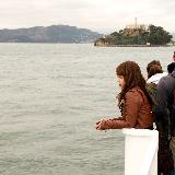 Ragazza giapponese affacciata sul mare con sguardo triste