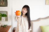 Ragazza giapponese che mostra una bella arancia
