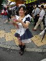 Ragazza giapponese vestita da cameriera a Tokyo in Giappone