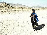 Ragazza in abiti locali che cammina in Afghanistan