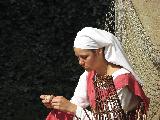Immagine vivente Ragazza medievale con copricapo bianco al museo vivente Archeon