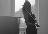 Immagine bel Ragazza musicista con bel flauto in atmosfera romantica