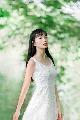 Immagine vestito Ragazza orientale con bel vestito bianco rilassata nella natura