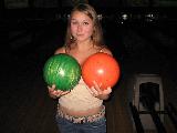 Immagine due Ragazza simpatica con due bocce da bowling