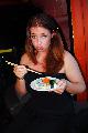 Immagine ragazza triste Ragazza triste che mangia sushi