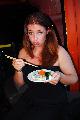 Immagine mangia Ragazza triste che mangia sushi