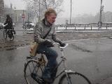 Immagine affannato Ragazzo affannato in bicicletta in una giornata piovosa ad Amsterdam