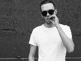 Immagine bianca Ragazzo che fuma con occhiali da sole e maglietta bianca