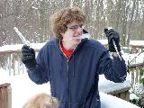 Immagine nevoso Ragazzo con capigliatura folta e occhiali in paesaggio nevoso